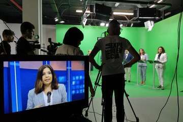 La alcaldesa Carmen Hernández, en un debate político de la Universidad Fernando Pessoa (Foto TA)